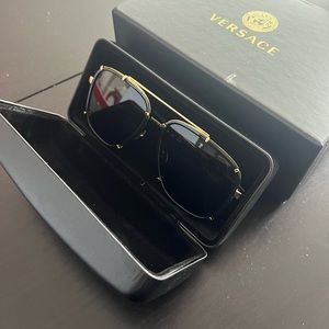 BRAND NEW NEVER WORN EXCLUSIVE VERSACE SUNGLASSES